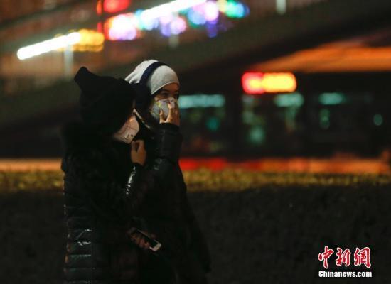 　　12月16日,，北京民眾戴防霧霾口罩出行。北京將在當(dāng)日20時(shí)至21日24時(shí)啟動(dòng)空氣重污染紅色預(yù)警,。中新社記者 杜洋 攝