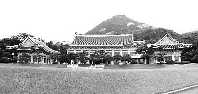 首爾中央政府大樓(左)與青瓦臺(tái)(右),。