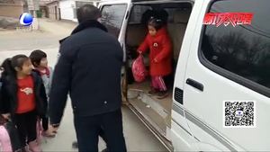 瘋狂黑校車嚴(yán)重超載,，6座金杯車竟搭乘18人