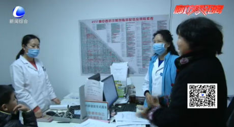 暖心,！老人聚餐突暈倒 社區(qū)醫(yī)生急救治