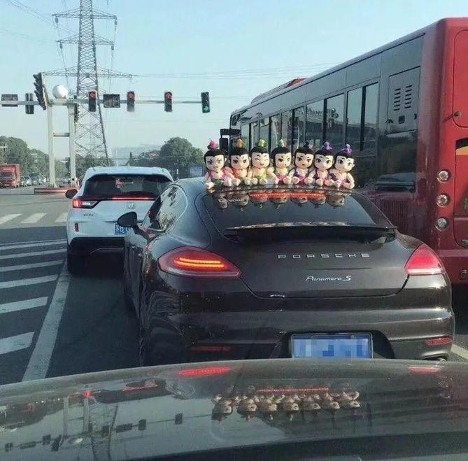車主注意,！車上貼了這種東西,，引發(fā)事故要負(fù)全責(zé)