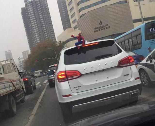車主注意！車上貼了這種東西,，引發(fā)事故要負(fù)全責(zé)