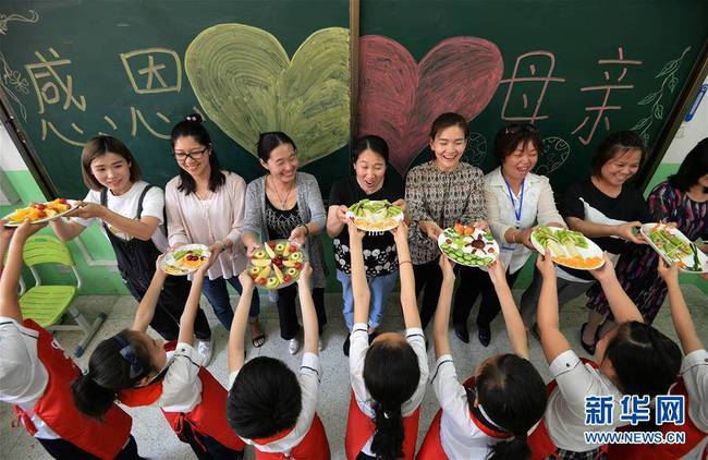 5月10日,，在河北省邯鄲市趙王小學(xué)開(kāi)展的“感恩母親”主題活動(dòng)中,，學(xué)生將制作的水果拼盤(pán)送給媽媽。