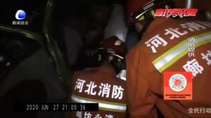 司機(jī)疲勞駕駛撞樹(shù)被困?消防部門(mén)火速救援