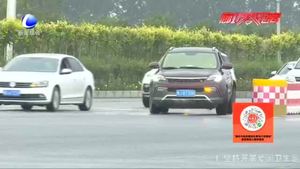 夏季車內(nèi)溫度高 把孩子忘在車里究竟有多危險？
